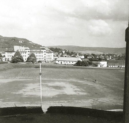 Das Sportgelände der amerikanischen Kaserne in Gelnhausen, 1951