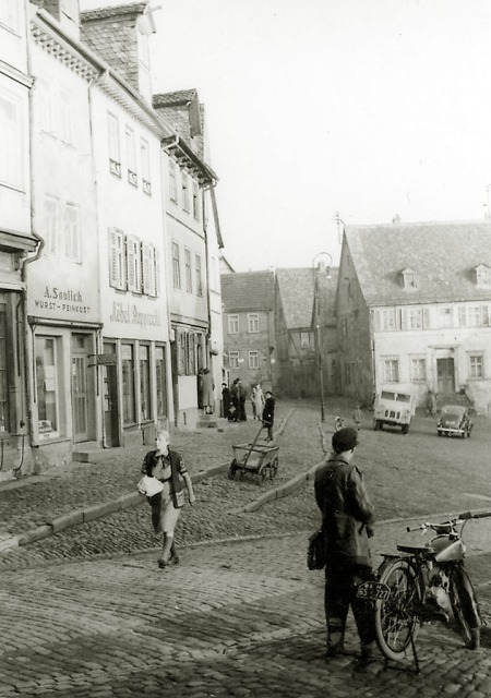 Straßenszene auf dem Gelnhäuser Untermarkt, 1951