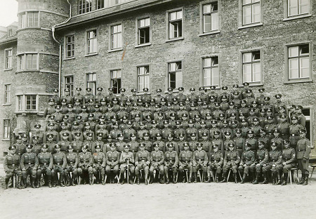 Gruppenbild einer Wehrmachtseinheit in der Kaserne in Gelnhausen, um 1939