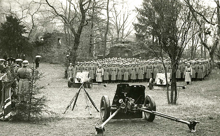 Soldaten der Wehrmacht in der Kaiserpfalz in Gelnhausen, 1939