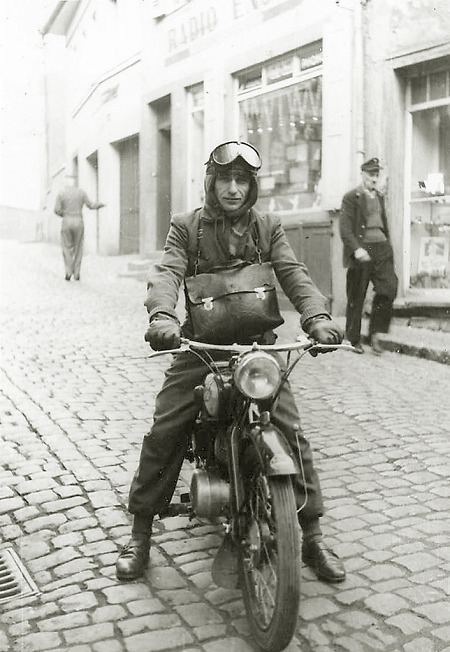 Motorradfahrer in Gelnhausen auf dem Untermarkt, 1951