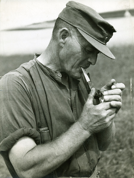 Bauer (vermutlich aus Uckersdorf) beim Stopfen seiner Pfeife, um 1955