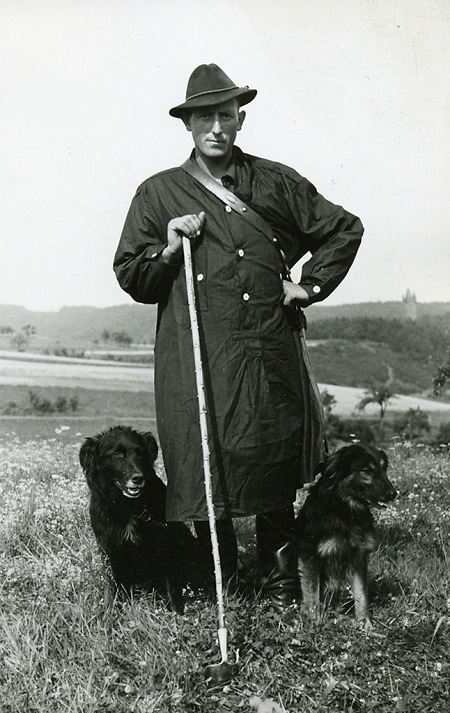 Schäfermeister aus Seelbach (Oberlahnkreis) als Preisträger eines Hütewettwerbs, 1960er Jahre