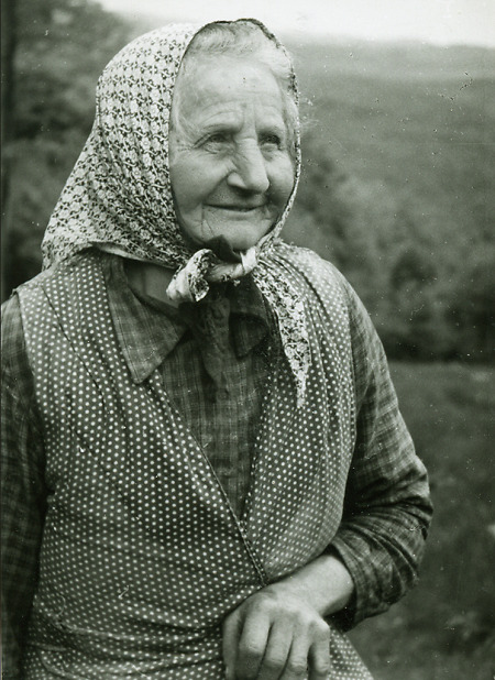 Ältere Frau aus Hirzenhain, die noch als Waldarbeiterin arbeitet, um 1960