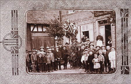 Kinder mit dem „Maimann“ von Rittershausen, 1908/09