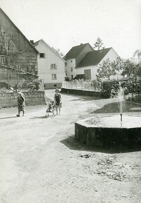 Der Dorfbrunnen in Waldaubach im Dillkreis, um 1965