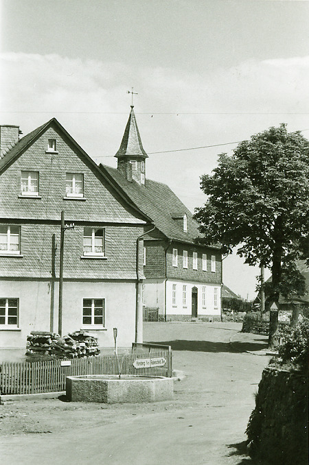 Dorfstraße und Schulhaus in Waldaubach im Dillkreis, um 1960