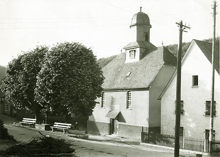 Kirche und Dorfstraße in Dillbrecht, um 1960