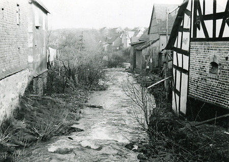 Der Bach in der Dorflage von Beilstein, um 1960