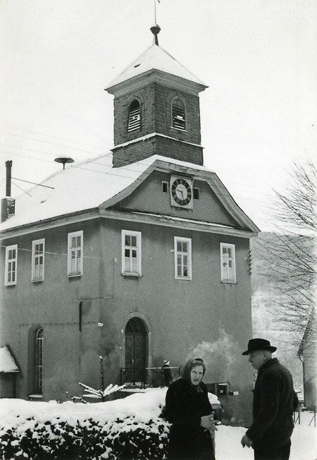Die Kirche in Fellerdilln im Winter, um 1960