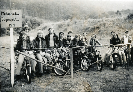 Merkenbacher Jugendliche mit Mopeds am Jugendplatz, 1979
