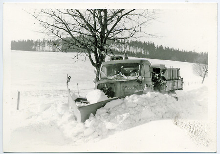 Schneepflug auf einer Straße bei Hirzenhain, 1962/63