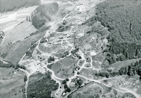 Luftaufnahme des großen Diabas-Steinbruchs bei Hirzenhain, 1964