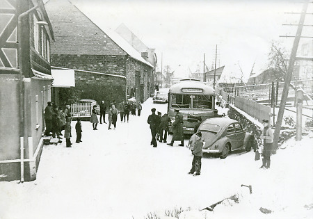 Verkehrsunfall auf einer winterliche Straße in Heiligenborn, um 1963