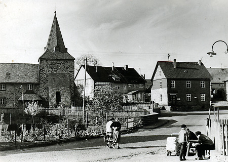 Kirche und Dorfstraße in Mademühlen, 1958
