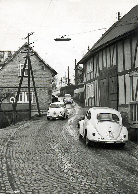 Enge und gewundene Durchfahrt in Flammersbach, um 1965