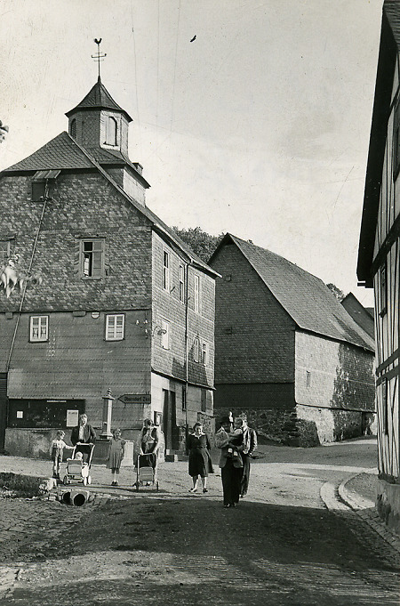 Dorfstraße und Rathaus in Tringenstein, um 1963