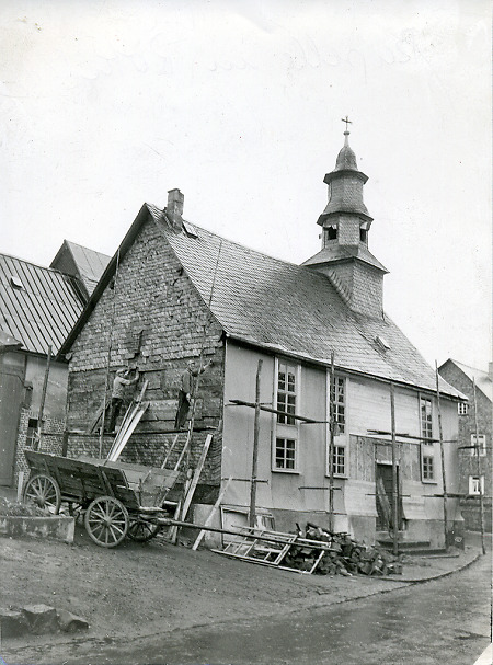 Reparaturen an der Kapelle von Roth im Lahn-Dill-Kreis, um 1960