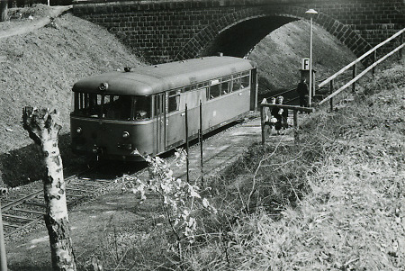 Schienenbus bei einem Halt in Steinringsberg, um 1965