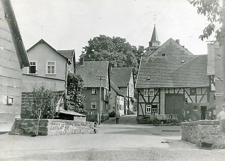 Ortsansicht von Schönbach mit mit Turm der Wehrkirche, 1960er Jahre
