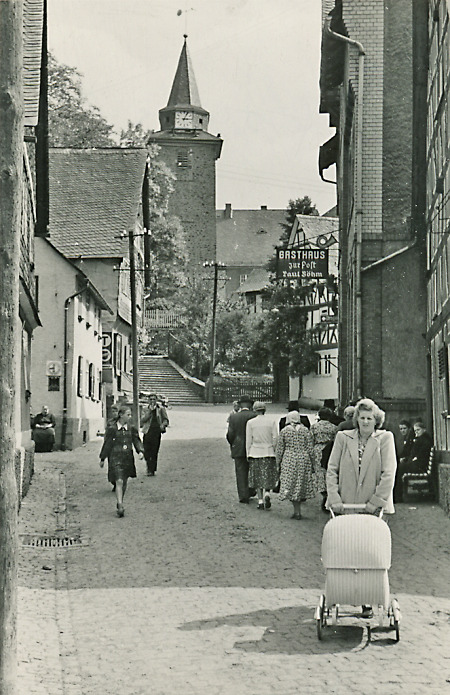 Straßenansicht von Schönbach mit Kirche, 1960er Jahre
