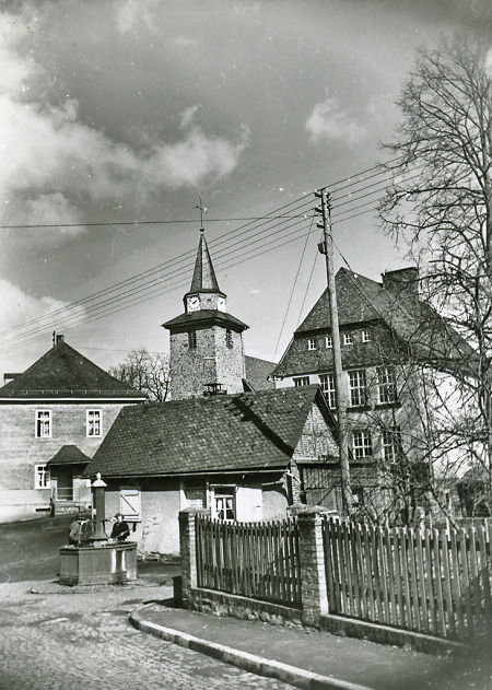 Dorfbrunnen und Kirche von Schönbach, 1959