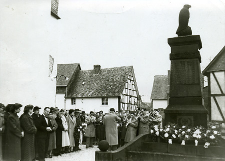 Gedenkfeier am Kriegerdenkmal von Bicken, November 1957