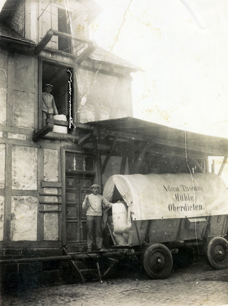 Der Müllerwagen vor der Mühle Thomae in Oberdieten, 1930er Jahre