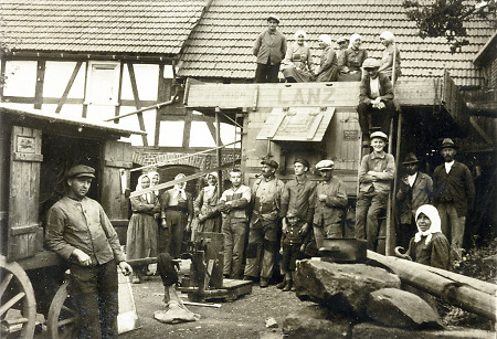Dreschmannschaft vor der Dreschmaschine in Oberdieten, September 1935