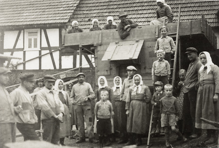Dreschmannschaft vor der Dreschmaschine in Oberdieten, um 1938