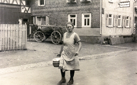 Jüngere Frau in Oberdieten auf dem Weg vom Einkaufen nach Hause, um 1935