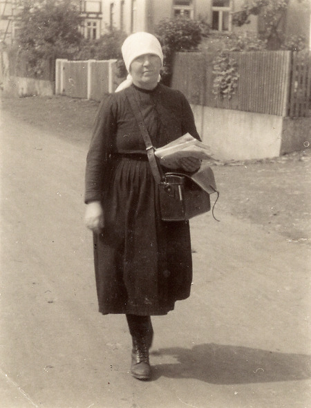 Die Briefträgerin in Oberdieten bei ihrem Gang durch das Dorf, um 1939
