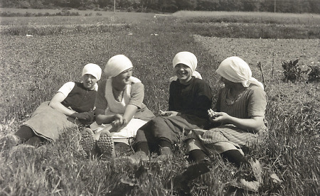 Vier junge Frauen in Oberdieten bei einer Arbeitspause, um 1939
