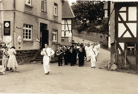 Die WeifenbacherMusikanten spielen zur Kirmes in Oberdieten, um 1955
