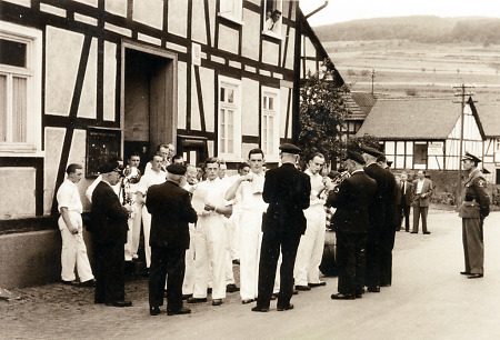 Ständchen zur Kirmes in Oberdieten, um 1955