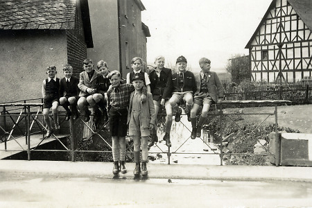 Gruppe von Jungen aus Oberdieten auf der Brücke über den Ackenbach, Mitte der 1950er Jahre