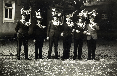 Sechs Musterungsburschen aus Oberdieten, um 1935/36