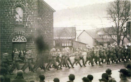 Wehrmachtssoldaten beim Vorbeimarsch an der Kirche in Oberdieten, 1939/40