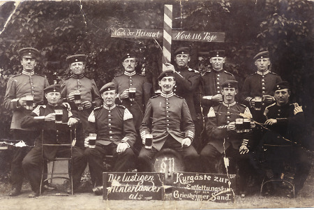 Junge Männer aus dem Hinterland als Soldaten in Griesheim, 1911