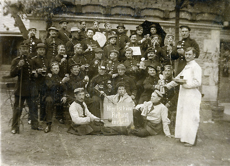 Soldaten (Rekruten ?) bei einer fröhlichen Feier in Weilburg, vor 1914