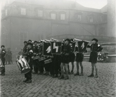 Aufmarsch der Fanfarenkapelle der Weilburger Hitlerjugend, 1933-1939