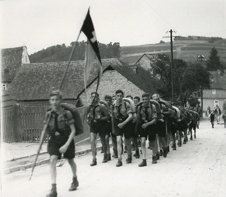 Marsch der Weilburger Hitlerjugend in der Umgebung von Weilburg, 1933-1939