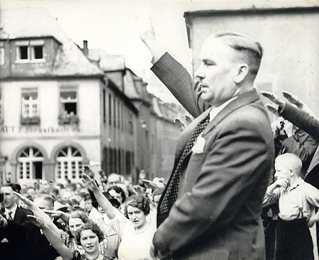 Redner auf einer Versammlung der NSDAP in Weilburg, um 1938