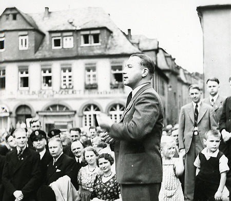 Redner bei einer Versammlung der NSDAP in Weilburg, um 1938
