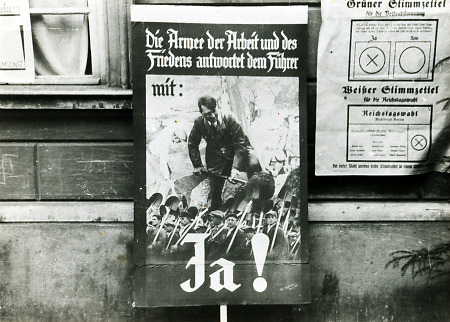 Anschlagswand zur Wahlpropaganda der NSDAP, 1933