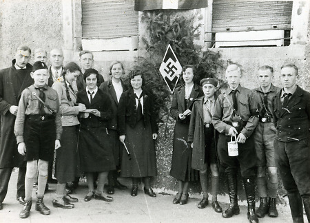 Angehörige der Hitlerjugend und NSDAP in Weilburg während der Nagelung eines „HJ-Wappens“, 19. November 1933