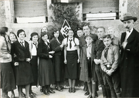 BDM-Mädel und Hitlerjungen vor dem HJ-Wappen in Weilburg, 19. November 1933