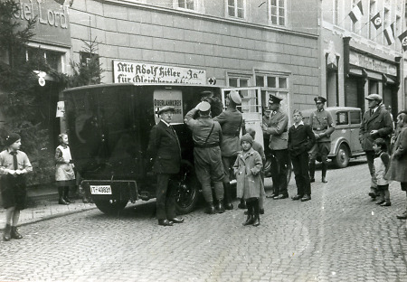 Wahlpropaganda vor dem Weilburger Hotel Lord, 1933