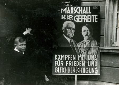 Weilburger Junge vor einem NSDAP-Wahlplakat, 1933