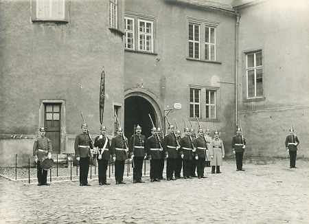 Die Weilburger Bürgergarde anlässlich der Beisetzungsfeier der Großherzogin Adelheid Marie von Luxemburg am 28. Nov. 1916, undatiert